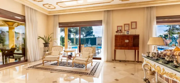 Venta de villa independiente en Los Monteros 3