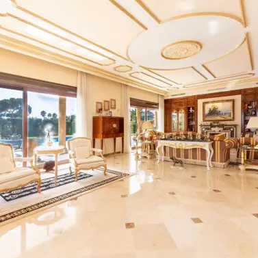 Venta de villa independiente en Los Monteros