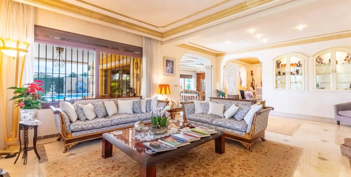 Venta de villa independiente en Los Monteros 13