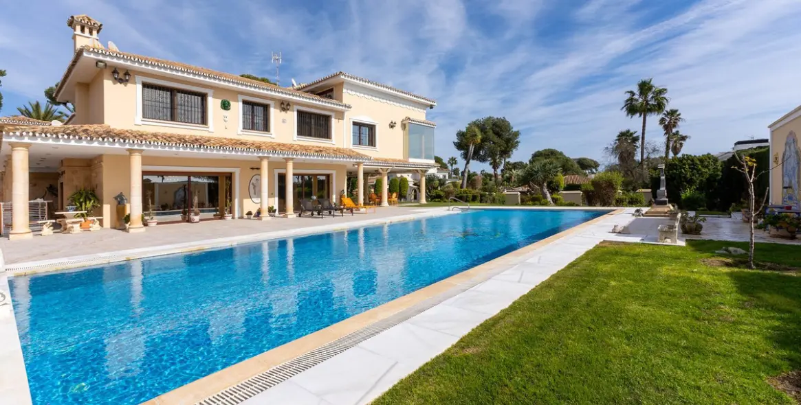 Venta de villa independiente en Los Monteros 17
