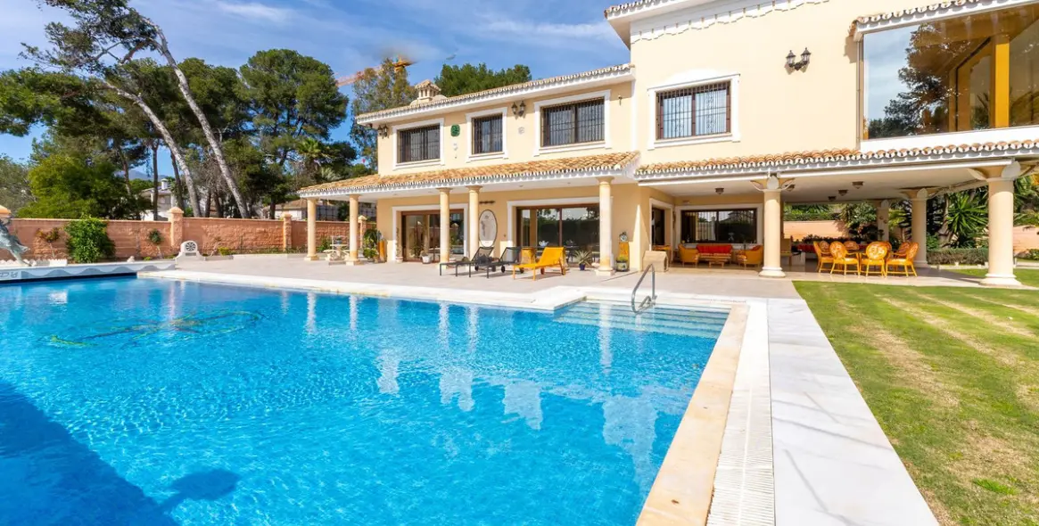 Venta de villa independiente en Los Monteros 18