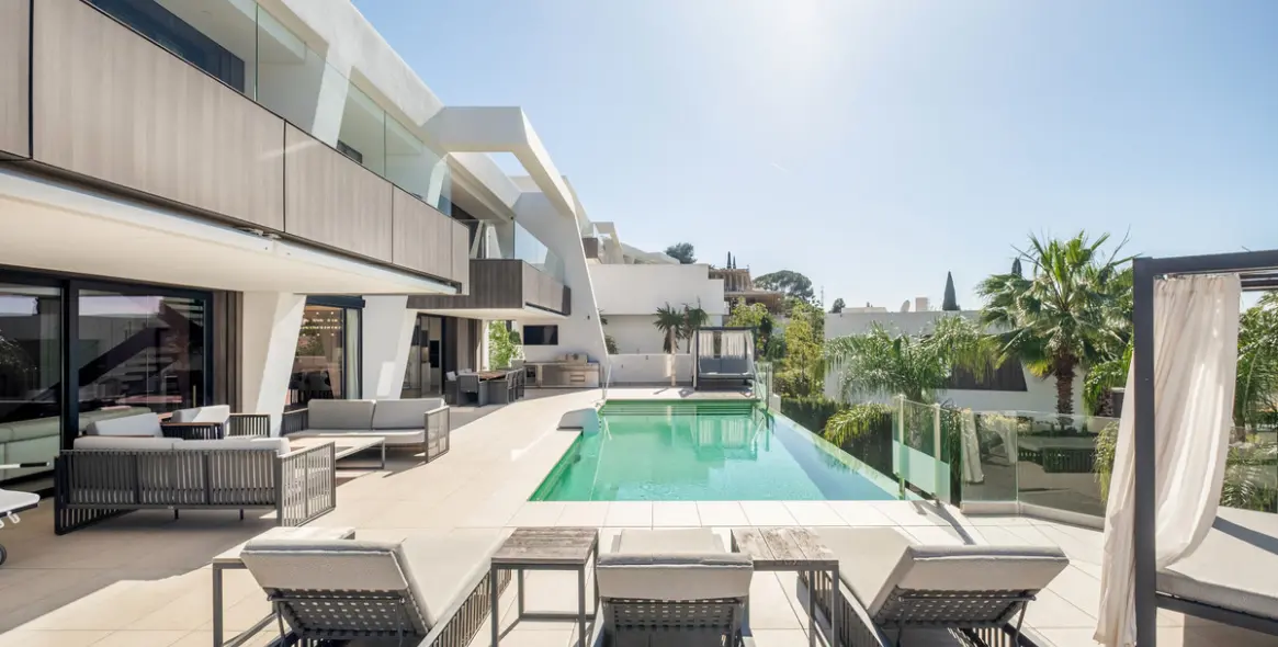 Venta de villa independiente en El Paraiso 15