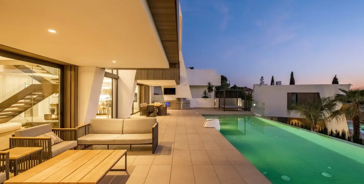 Venta de villa independiente en El Paraiso 17