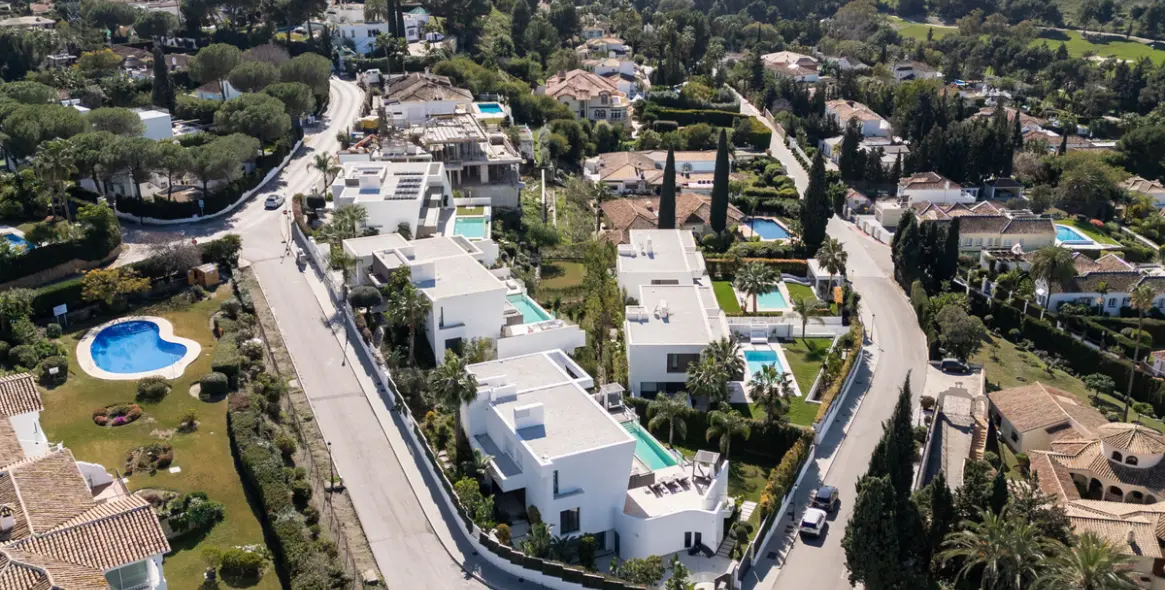 Sale of detached villa in El Paraiso 21