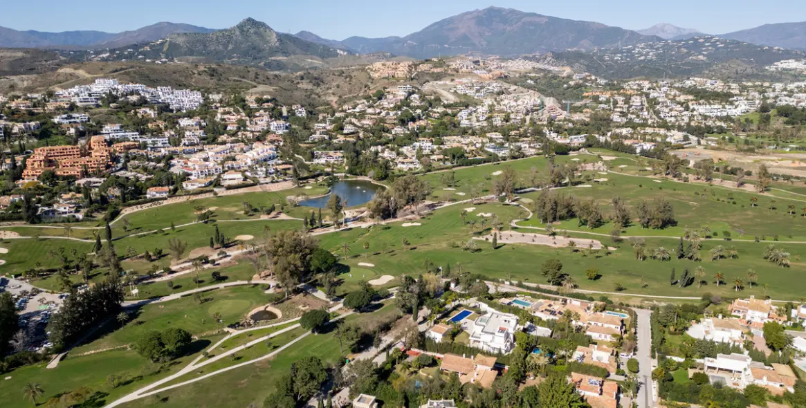 Sale of detached villa in El Paraiso 22