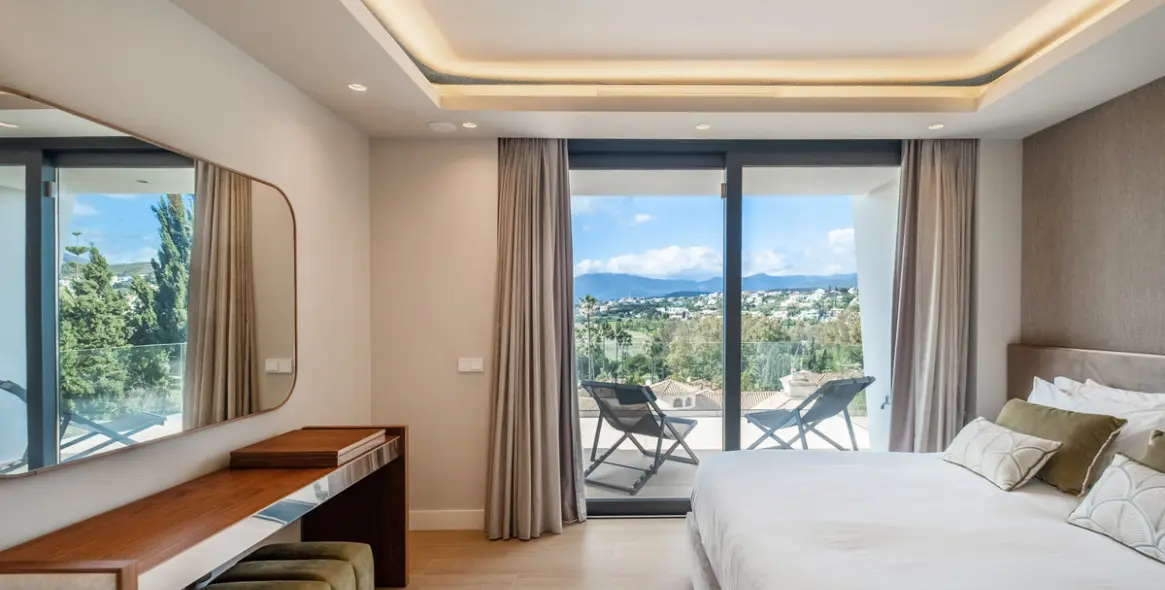 Sale of detached villa in El Paraiso 24