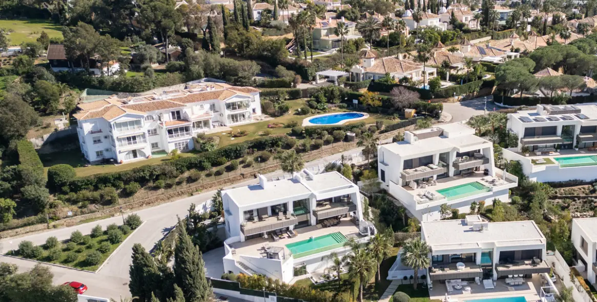 Sale of detached villa in El Paraiso 25