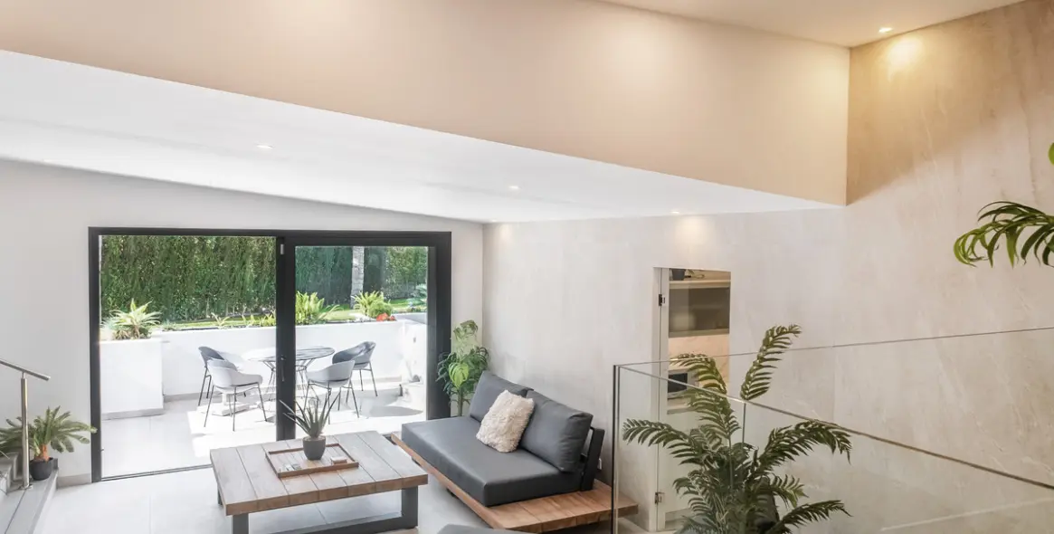 Sale of detached villa in El Paraiso 26