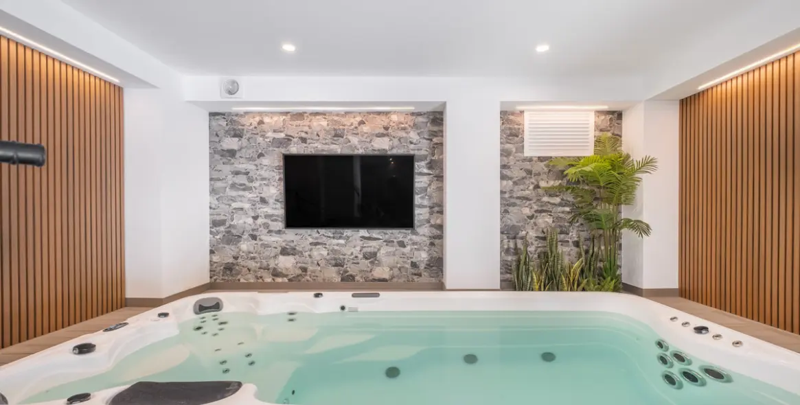 Sale of detached villa in El Paraiso 28