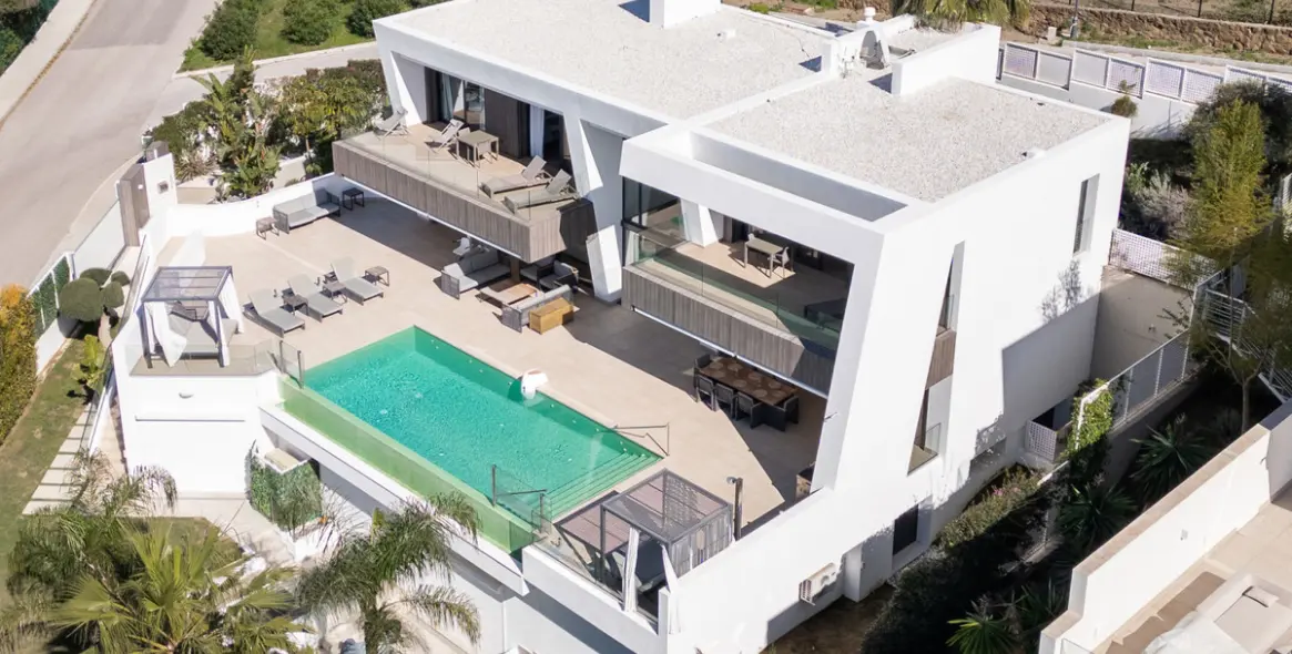 Sale of detached villa in El Paraiso 29