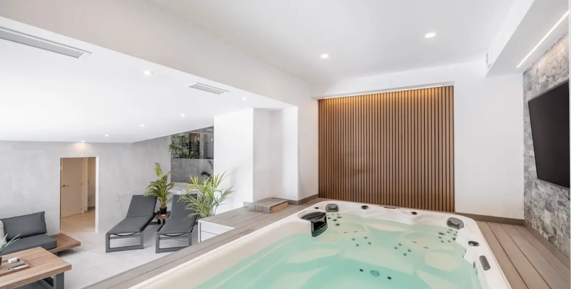 Sale of detached villa in El Paraiso 31