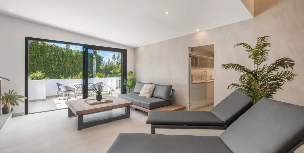 Sale of detached villa in El Paraiso 33