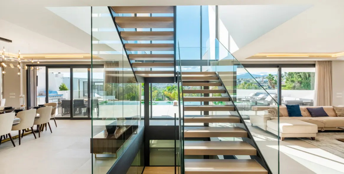 Sale of detached villa in El Paraiso 34