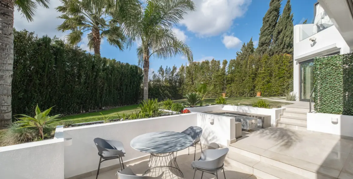 Sale of detached villa in El Paraiso 35