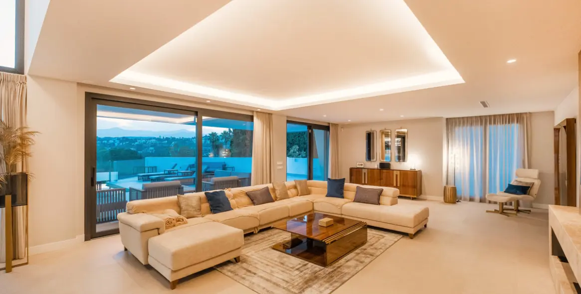 Sale of detached villa in El Paraiso 37