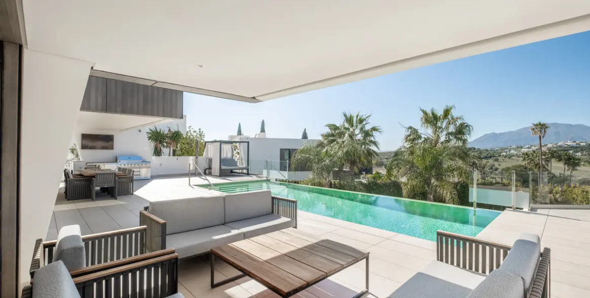 Sale of detached villa in El Paraiso 39