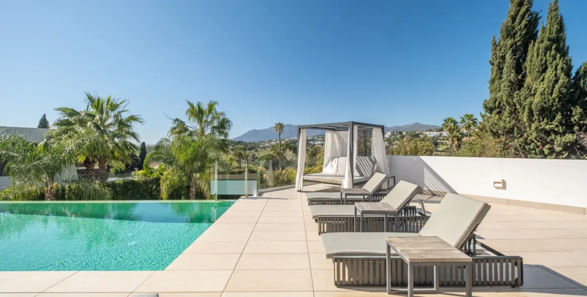 Sale of detached villa in El Paraiso 40