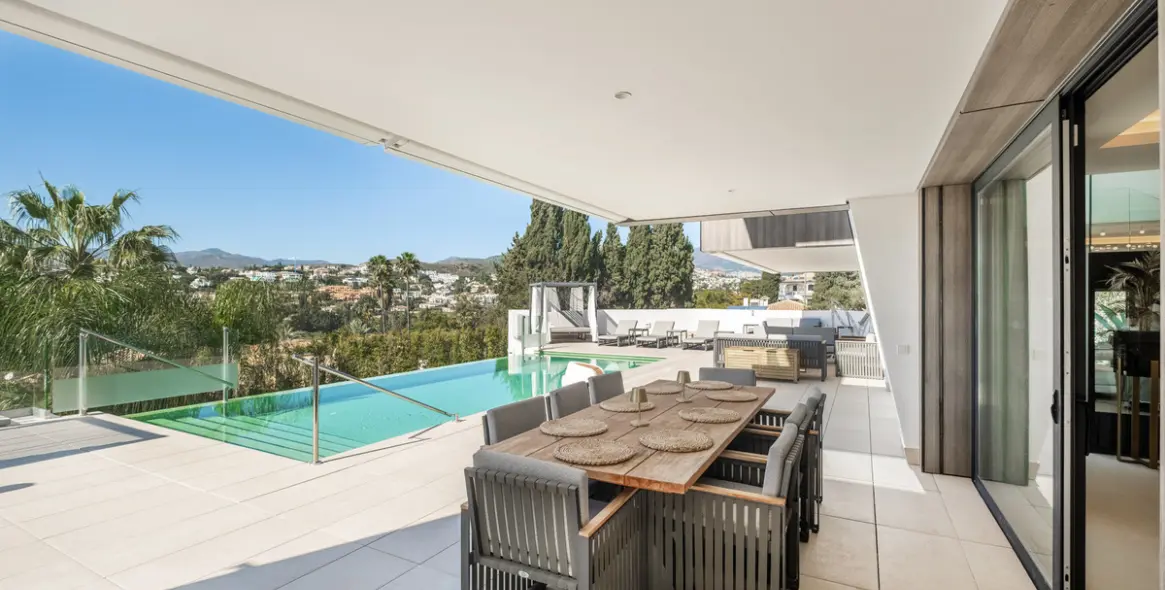 Sale of detached villa in El Paraiso 41