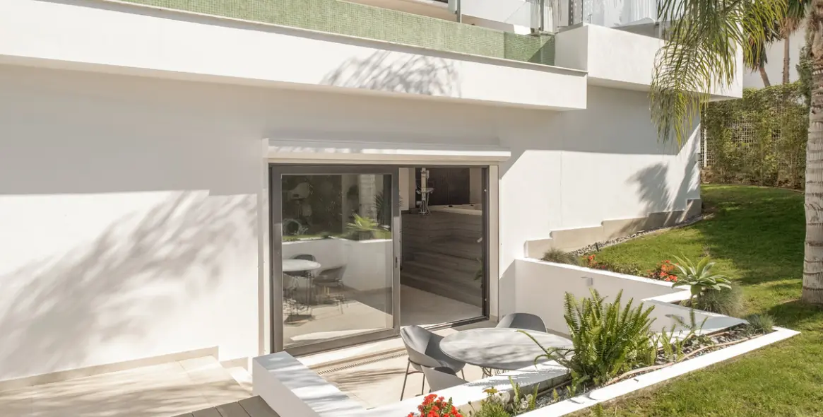 Sale of detached villa in El Paraiso 43