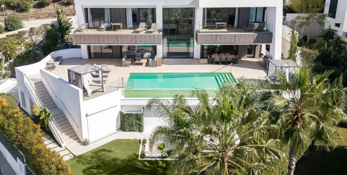 Sale of detached villa in El Paraiso 44