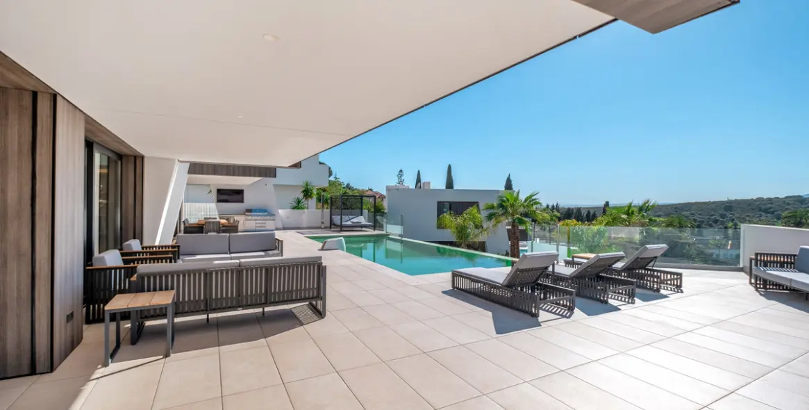 Sale of detached villa in El Paraiso 45