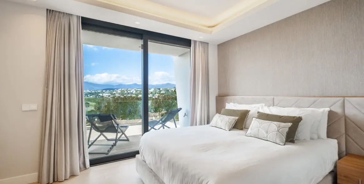 Sale of detached villa in El Paraiso 46