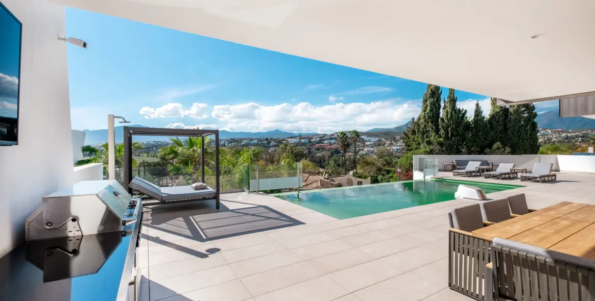 Sale of detached villa in El Paraiso 47