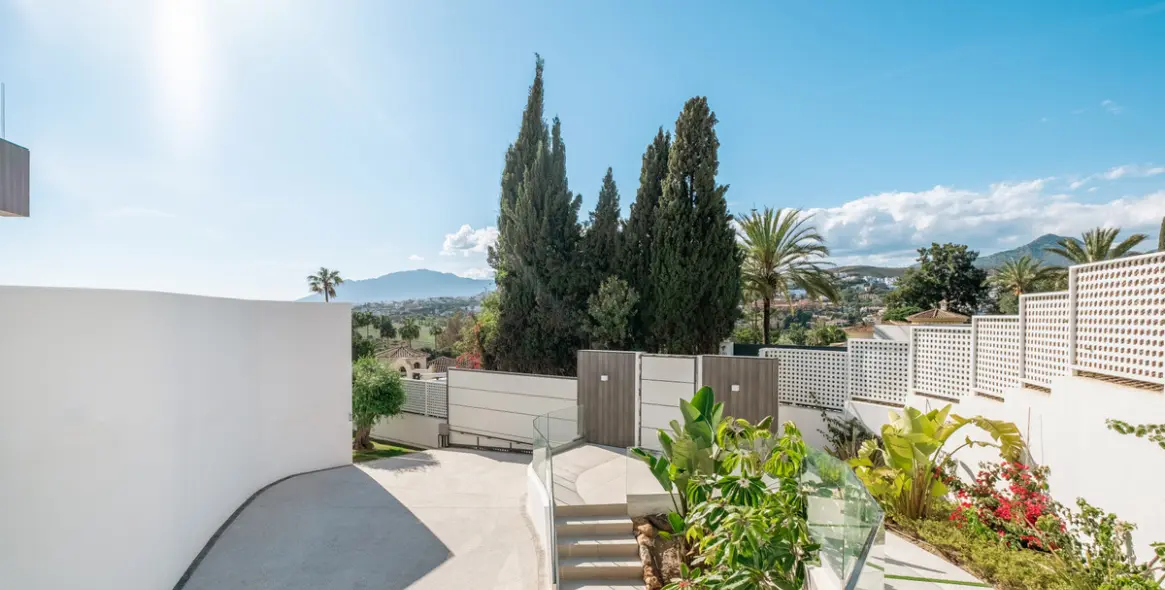 Sale of detached villa in El Paraiso 52