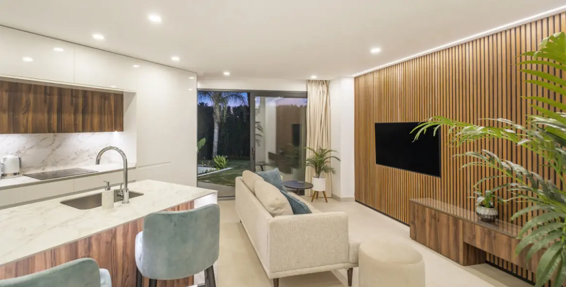 Sale of detached villa in El Paraiso 55