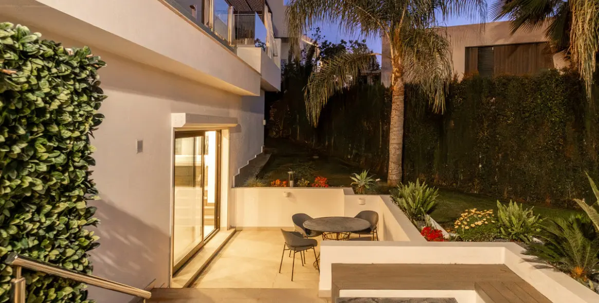 Sale of detached villa in El Paraiso 56