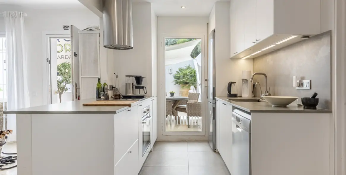 Sale of ground floor apartment in Río Real 2