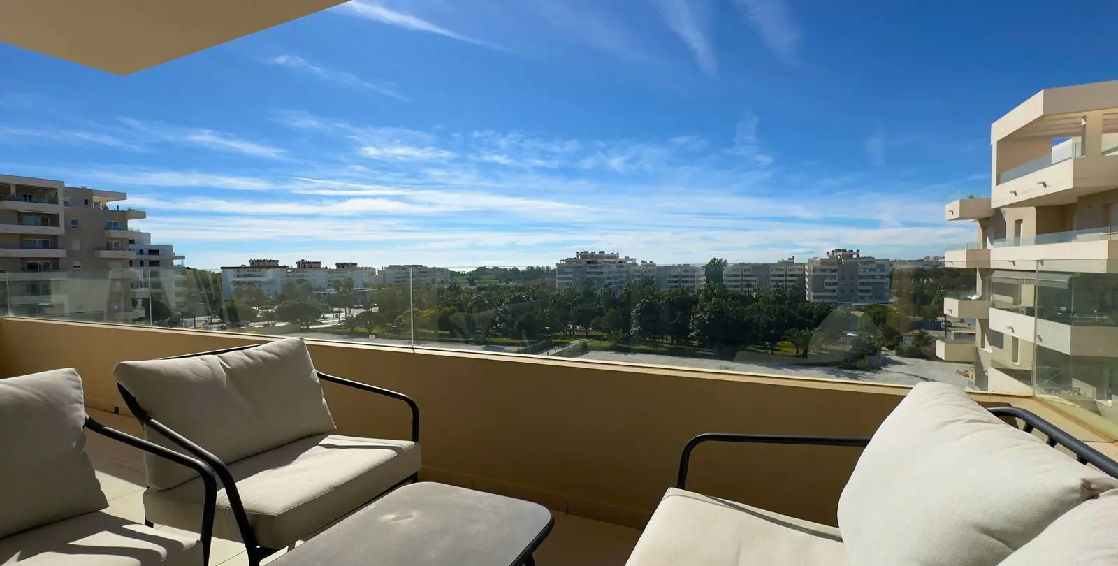 Venta de apartamento en planta media en La Campana 1