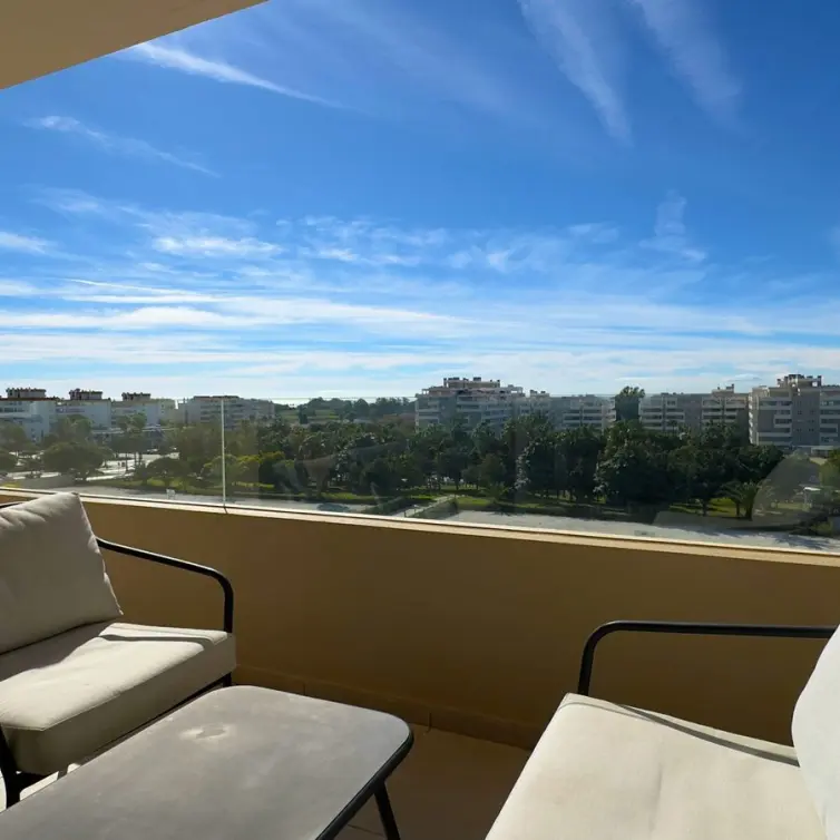 Venta de apartamento en planta media en La Campana