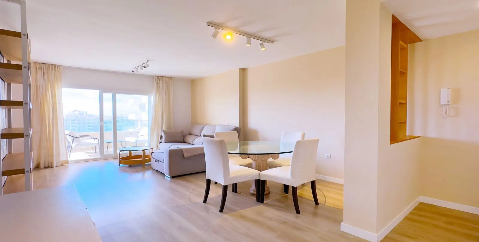 Venta de apartamento en planta media en La Campana 2