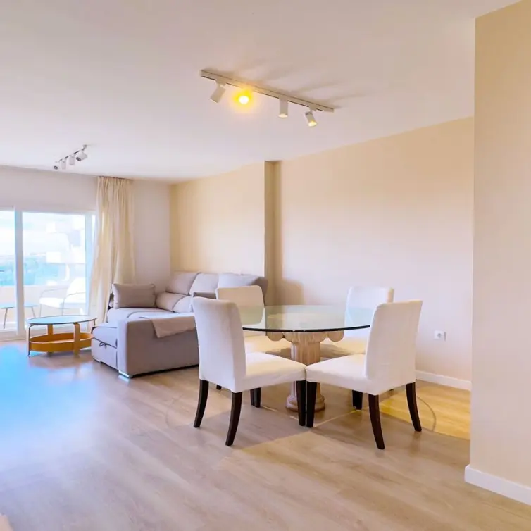Venta de apartamento en planta media en La Campana