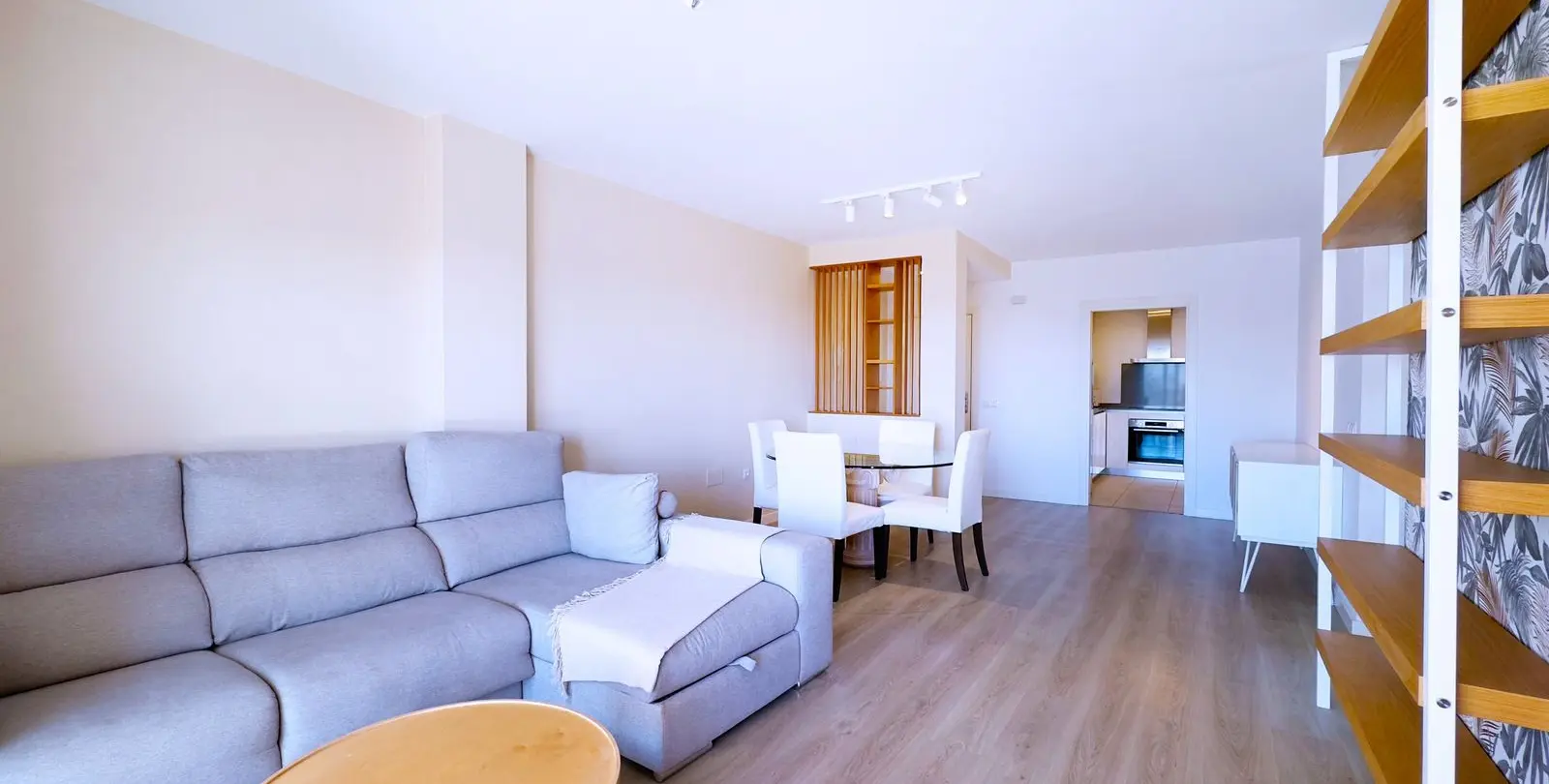 Venta de apartamento en planta media en La Campana 5