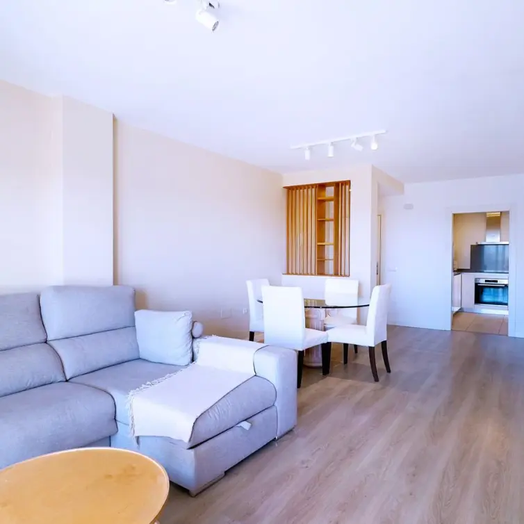 Venta de apartamento en planta media en La Campana