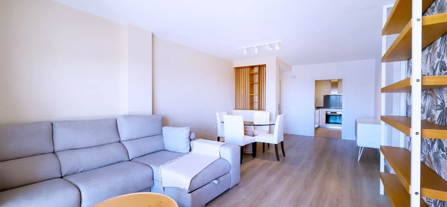 Venta de apartamento en planta media en La Campana 4