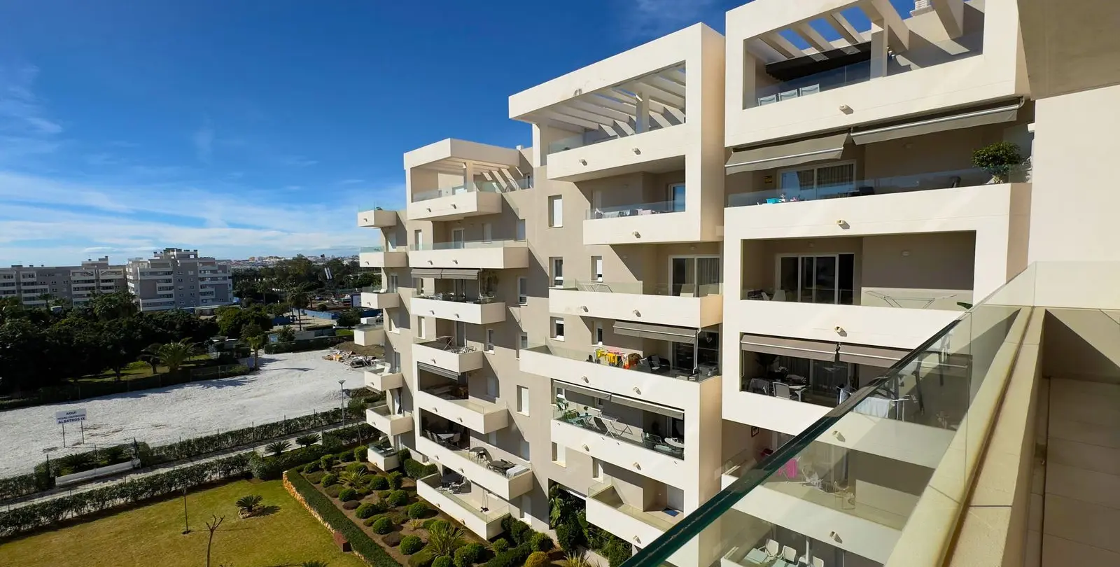 Venta de apartamento en planta media en La Campana 10