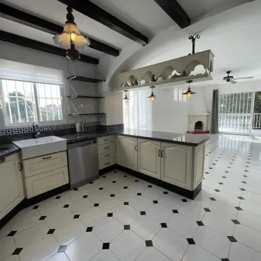 Долгосрочная аренда  отдельно стоящей виллы в Nerja