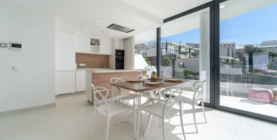 Sale of middle floor apartment in Fuengirola 2