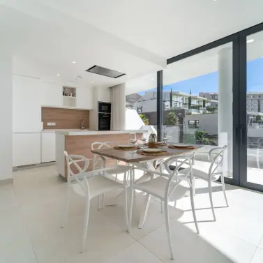 Sale of middle floor apartment in Fuengirola