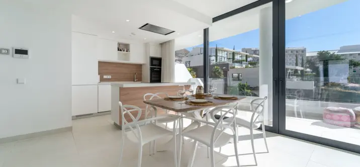 Sale of middle floor apartment in Fuengirola 1