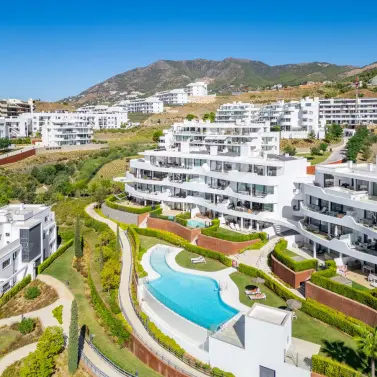 Sale of middle floor apartment in Fuengirola