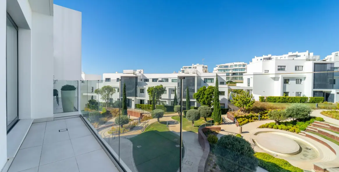 Sale of middle floor apartment in Fuengirola 11