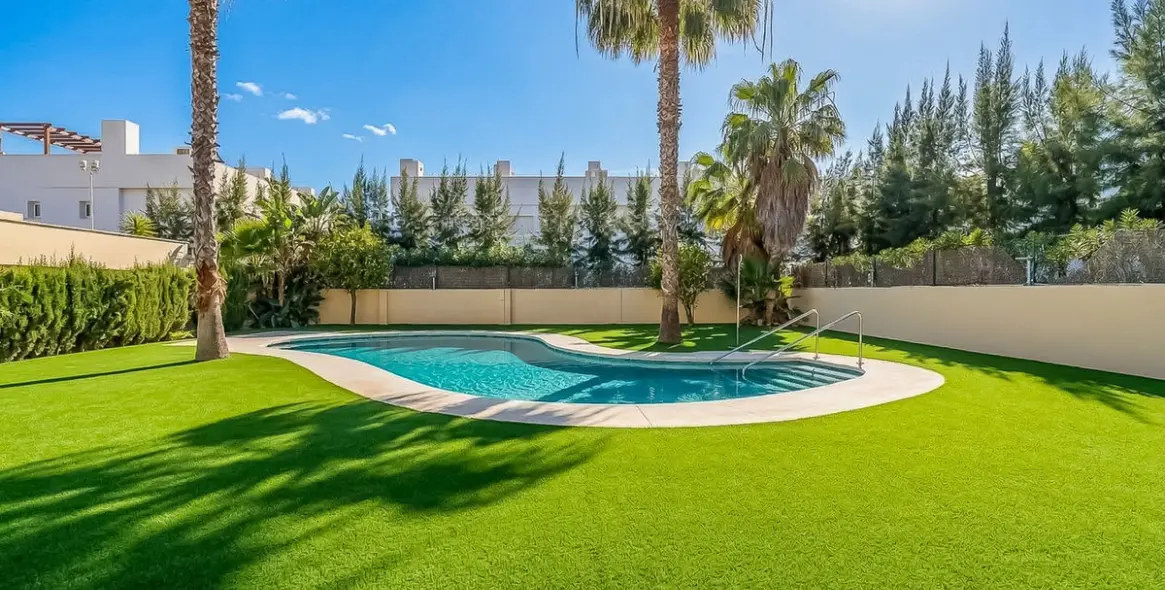 Sale of townhouse in Calahonda 2