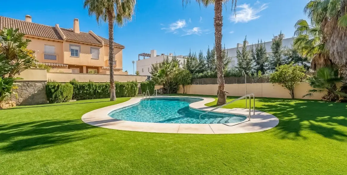 Sale of townhouse in Calahonda 3