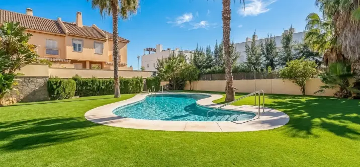 Sale of townhouse in Calahonda 2