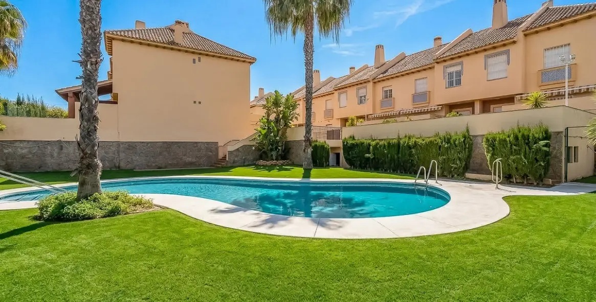 Sale of townhouse in Calahonda 4