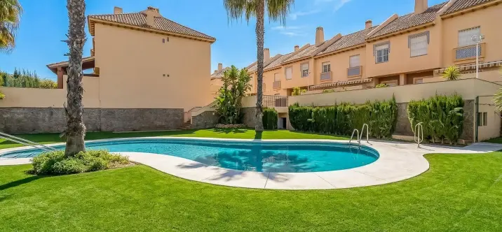 Sale of townhouse in Calahonda 3